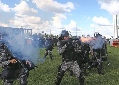 Policias tentam conter os manifestantes