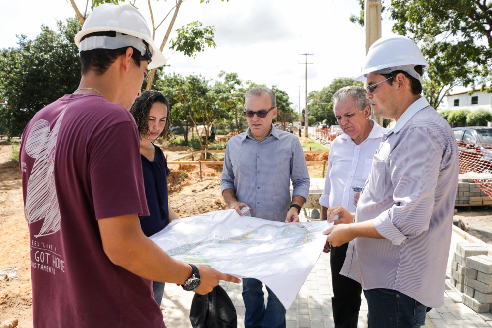 Prefeito Firmino observa planta da construção