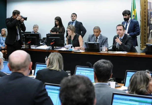 Rodrigo Pacheco preside CCJ da Câmara