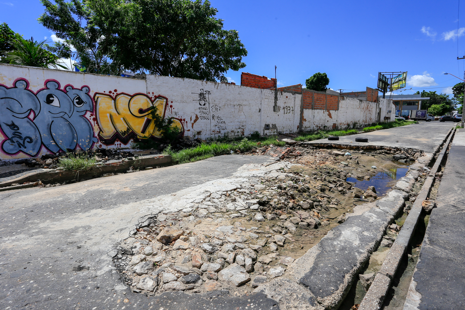 Buraco próximo da Avenida Homero Castelo Branco