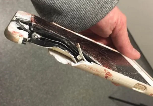 Celular destruído após ser atingido por porca e parafusos