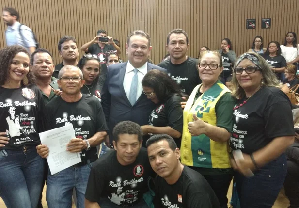 Comissão de agentes de saúde piauienses comemora com o deputado Silas Freire a aprovação