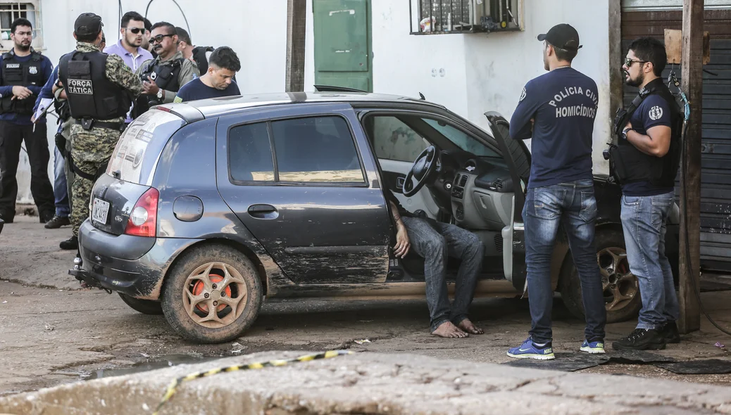 Homem é encontrado morto dentro de carro em frente ao TCE