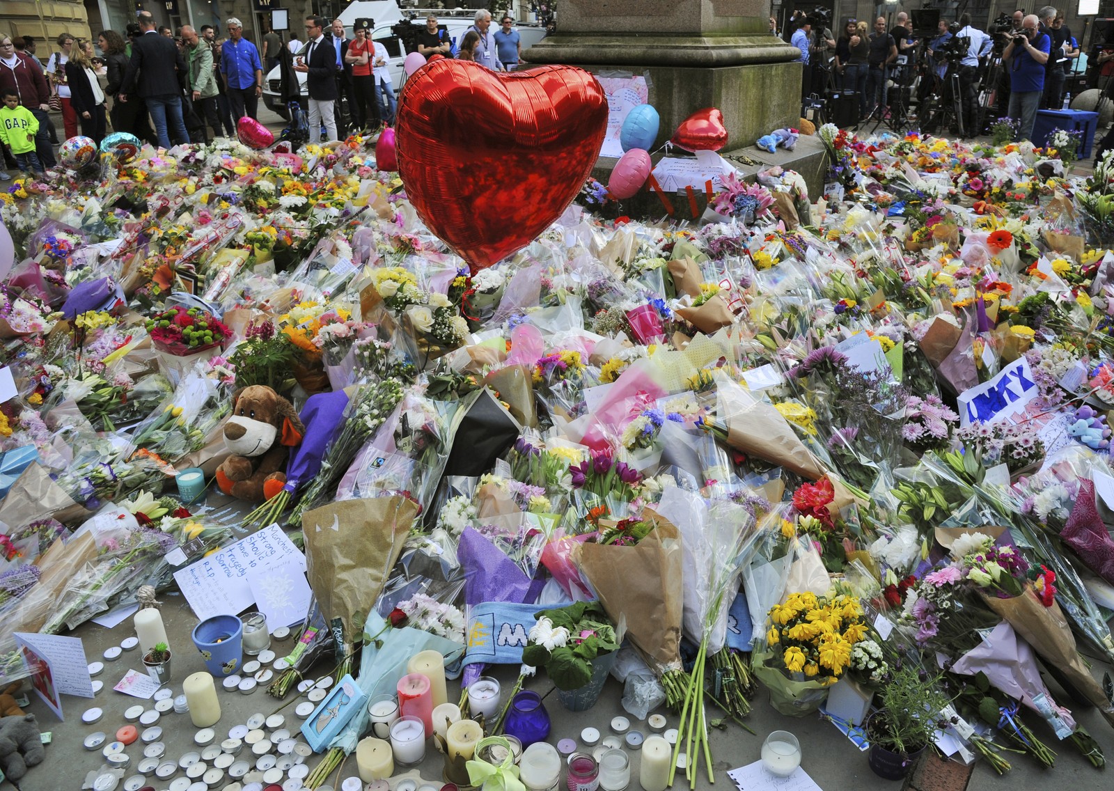Homenagens às vítimas do atentado em Manchester