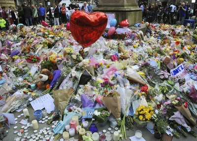 Homenagens às vítimas do atentado em Manchester