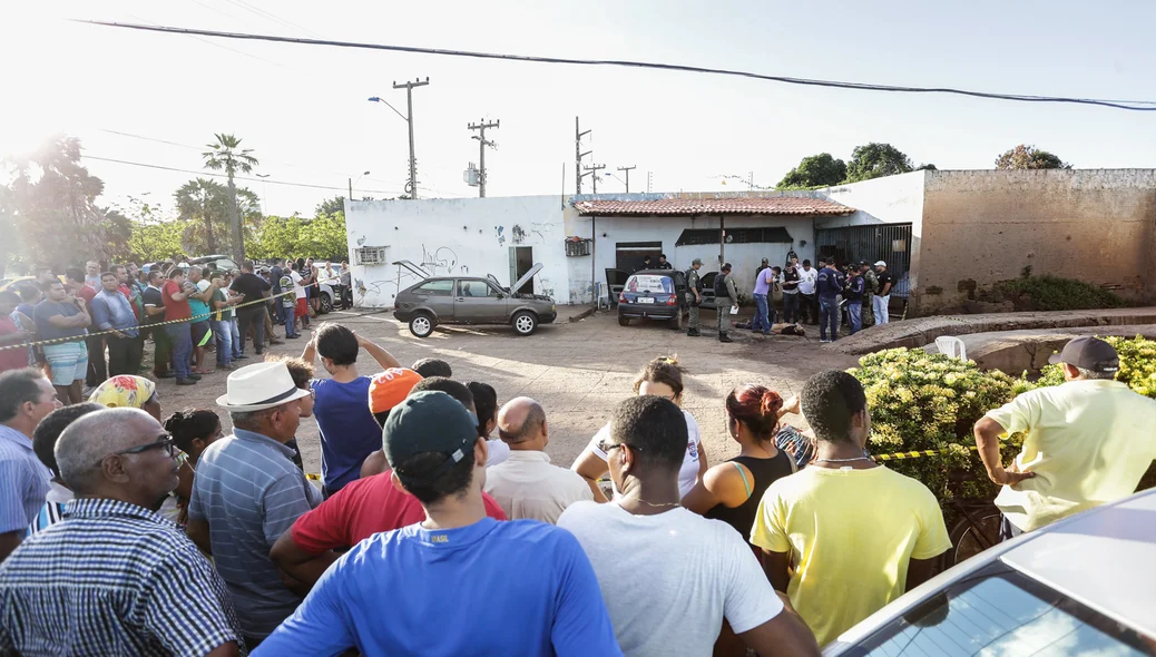 O assaltante correu para o posto de lavagem depois de levar três tiros