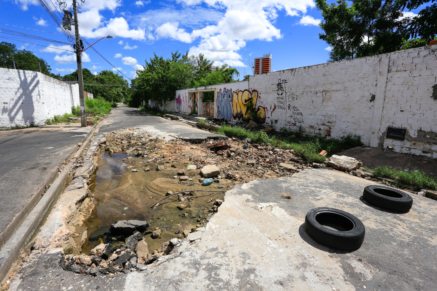 O buraco tomou conta da rua