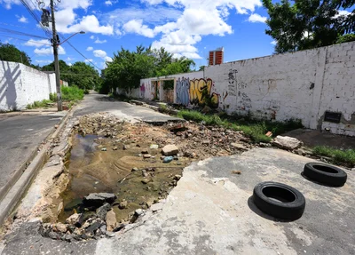 O buraco tomou conta da rua