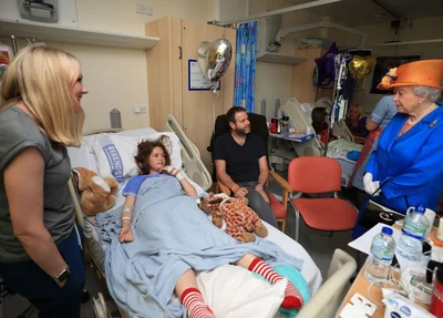 Rainha Elizabeth visita vítimas de atentado em Manchester