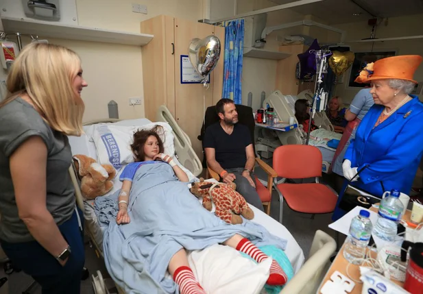 Rainha Elizabeth visita vítimas de atentado em Manchester