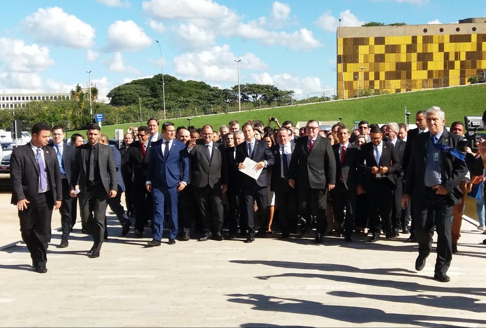 Representantes da OAB chegam à Câmara para entregar pedido de impeachment de Temer