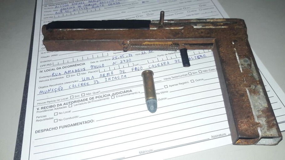 Arma encontrada com o suspeito