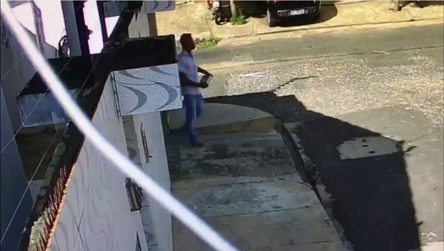 Homem saindo com objeto roubado