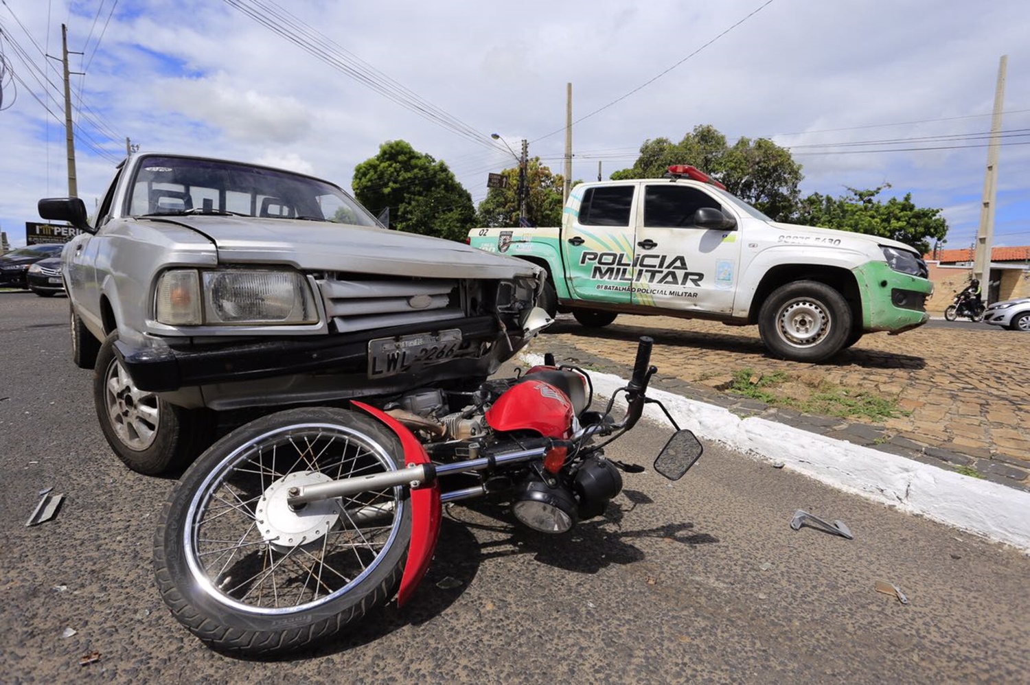 Moto ficou embaixo do veículo