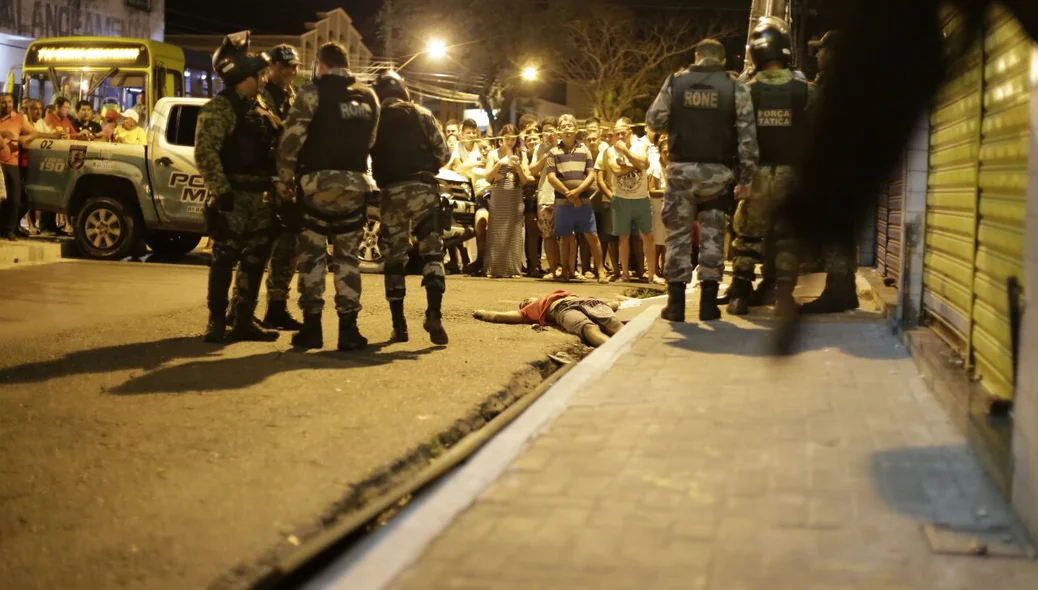 Populares se aglomeram no local