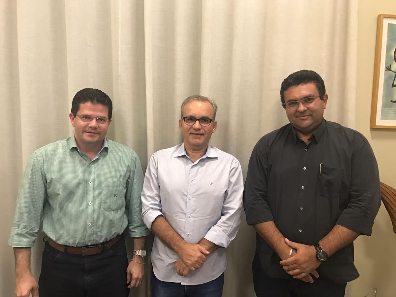 Mardônio Neiva e Marcos Siqueira com o prefeito Firmino Filho