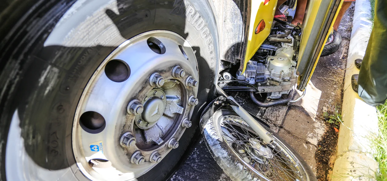 Moto ficou debaixo do ônibus