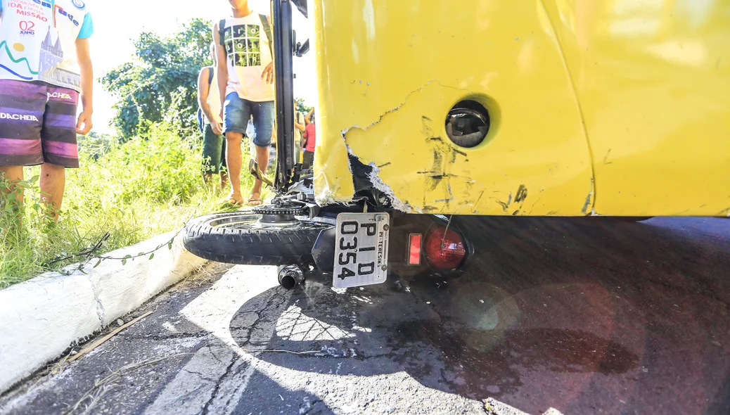 Moto ficou embaixo do ônibus