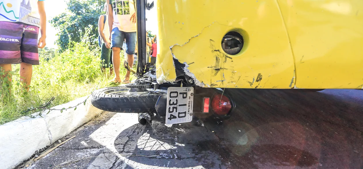 Moto ficou embaixo do ônibus