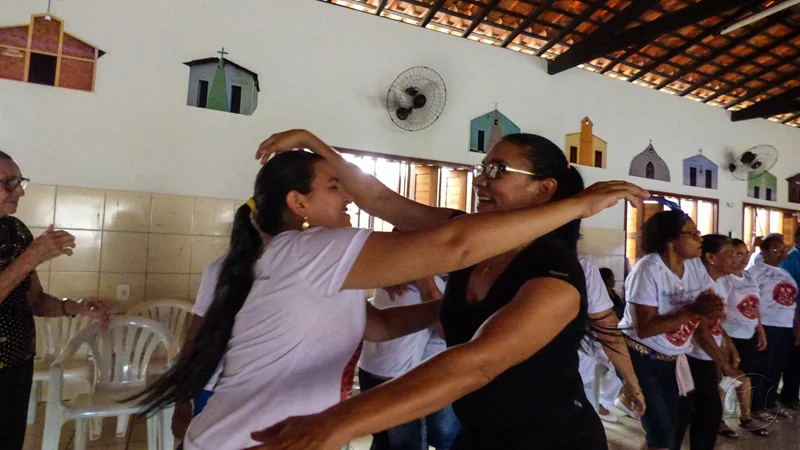 Mulheres se cumprimentando 