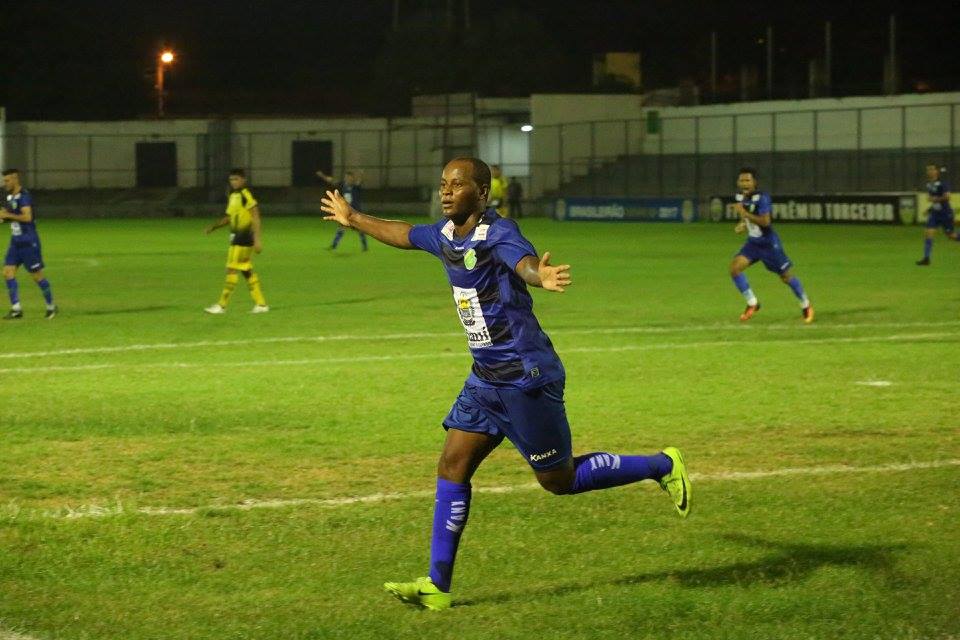 Jogador comemorando gol contra o Cordina-MA