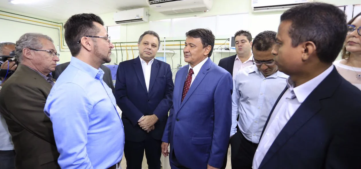 Autoridades participam da solenidade de entrega da UTI neonatal da Maternidade Evangelina Rosa