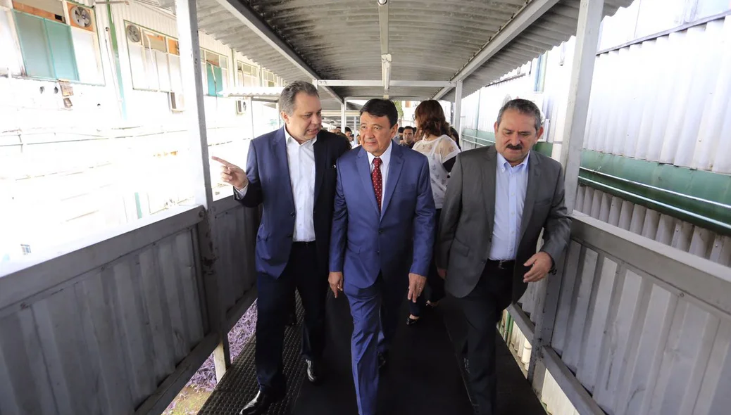 Governador e autoridades passeiam pela Maternidade Evangelina Rosa