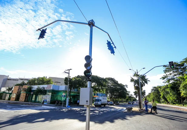 Strans instala semáforos na Avenida Marechal Castelo branco