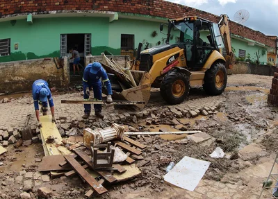 Pessoas fazem limpeza após forte chuva em Pernambuco