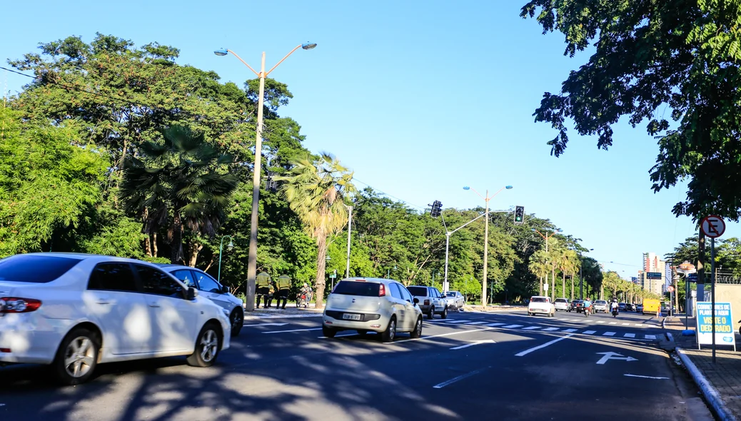 Sinalização em avenida 