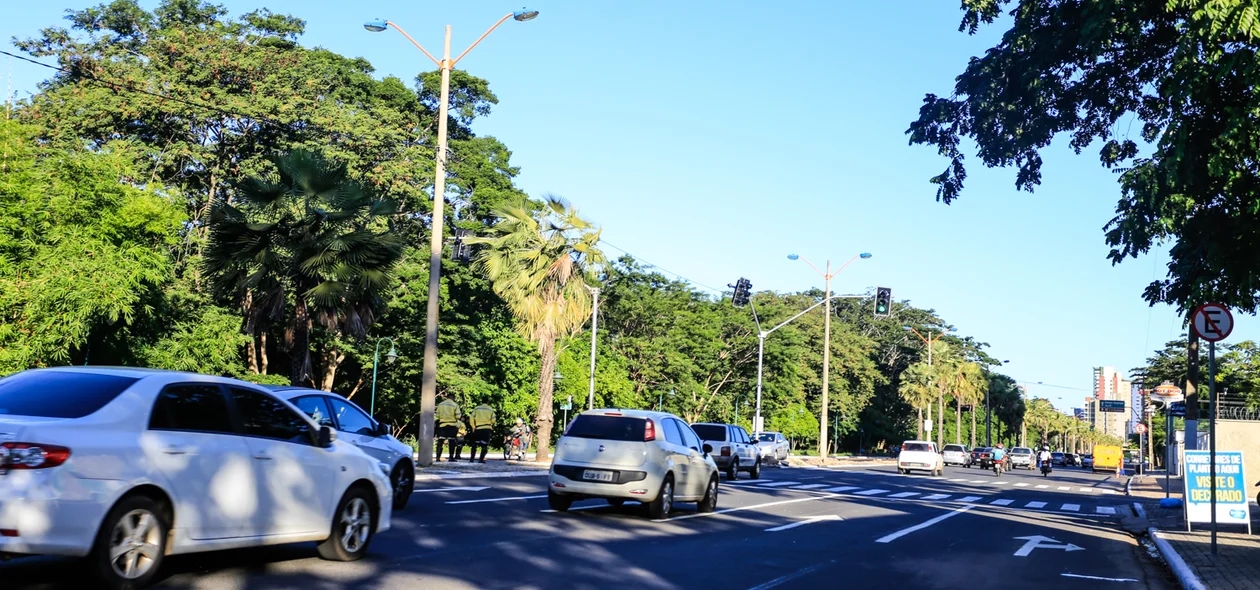 Sinalização em avenida 