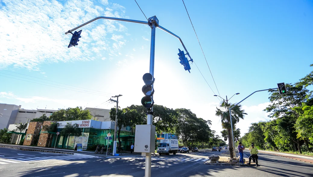Strans instala novos semáforos 