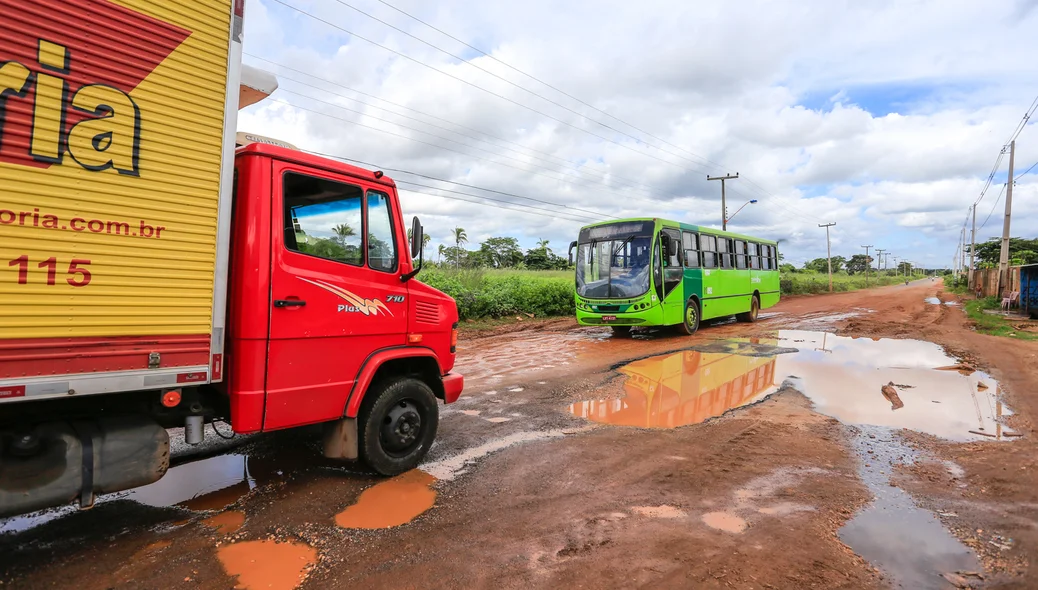 Caminhão esperando sua vez para passar 