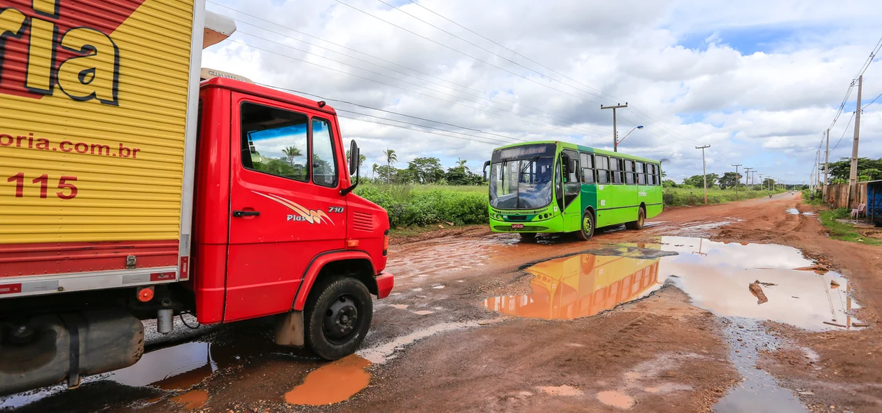 Caminhão esperando sua vez para passar 