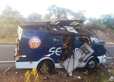 Carro-forte destruído