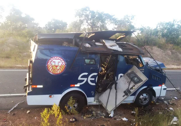 Carro-forte destruído
