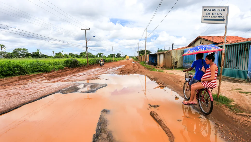 Moradores passam com dificuldades pelo local