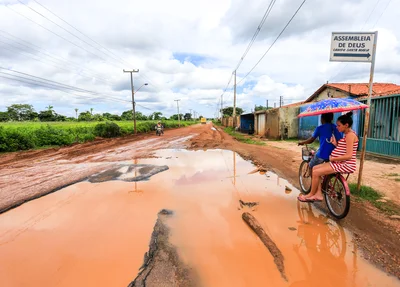 Moradores passam com dificuldades pelo local