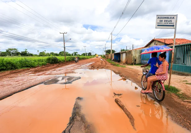 Moradores passam com dificuldades pelo local