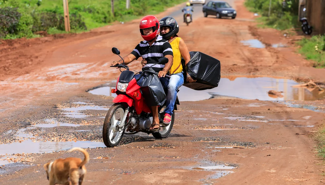 Motoqueiro passa com dificuldades pelo local