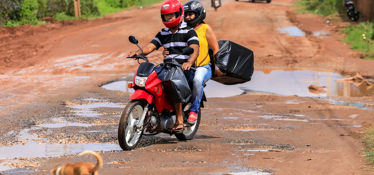 Motoqueiro passa com dificuldades pelo local