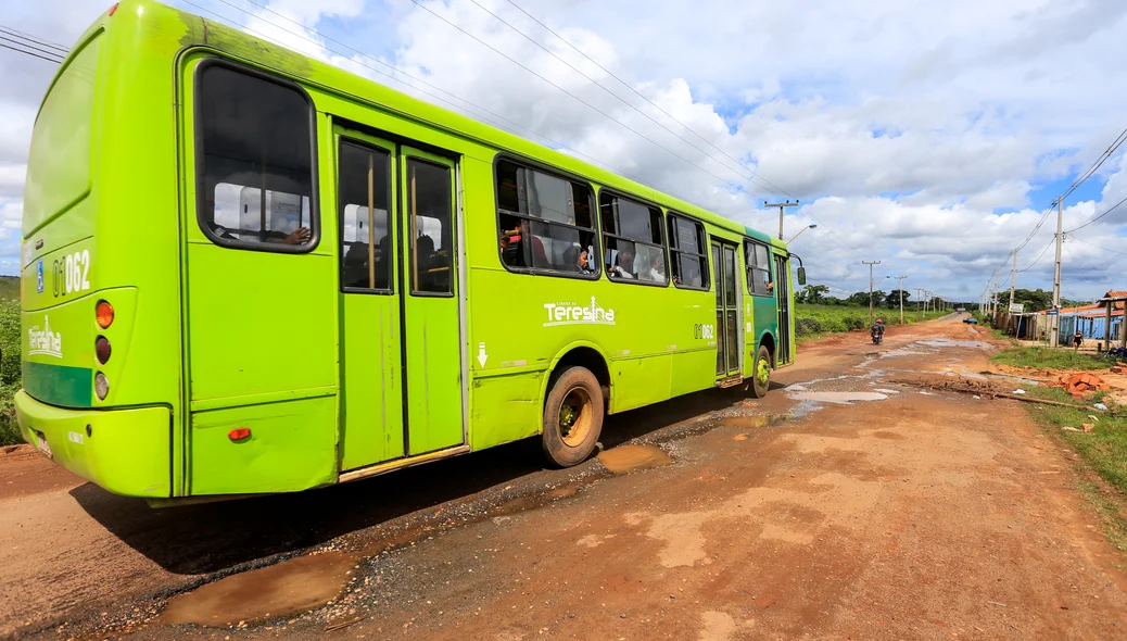 Ônibus passa com dificuldades pela rua Josué Moura Santos