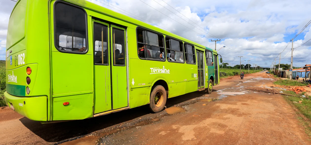 Ônibus passa com dificuldades pela rua Josué Moura Santos