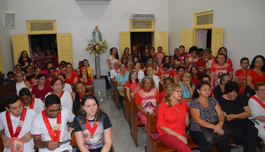 Celebração atrai dezenas de fiéis