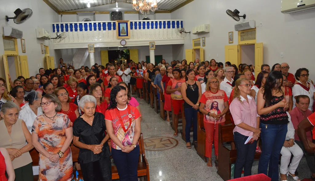 Devotos lotam Igrejinha do Sagrado Coração de Jesus