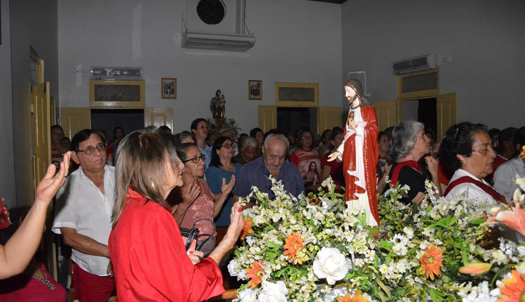 Devotos reverenciam imagem do Sagrado Coração de Jesus
