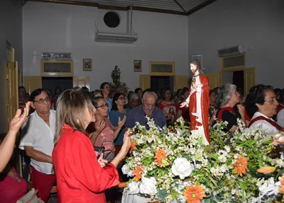 Devotos reverenciam imagem do Sagrado Coração de Jesus