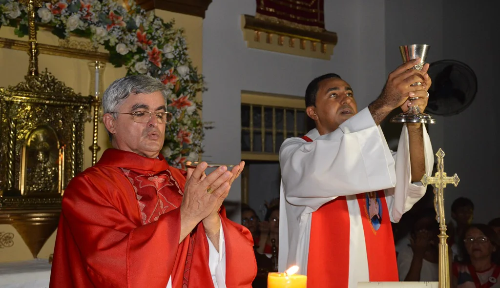 Dom Plínio e Padre Ferdran comandam a celebração