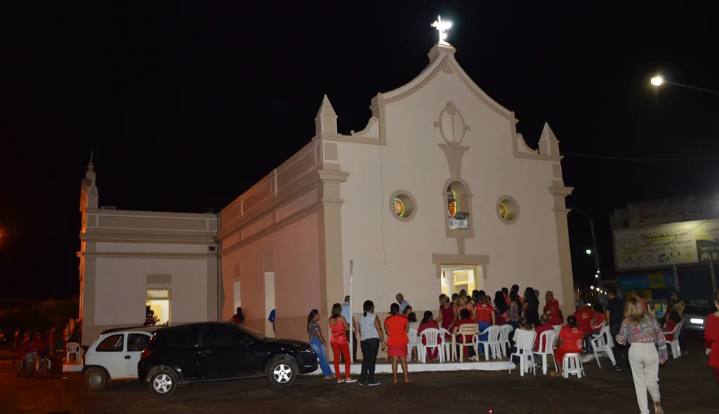 Muitos fiéis assistem a missa do lado de fora
