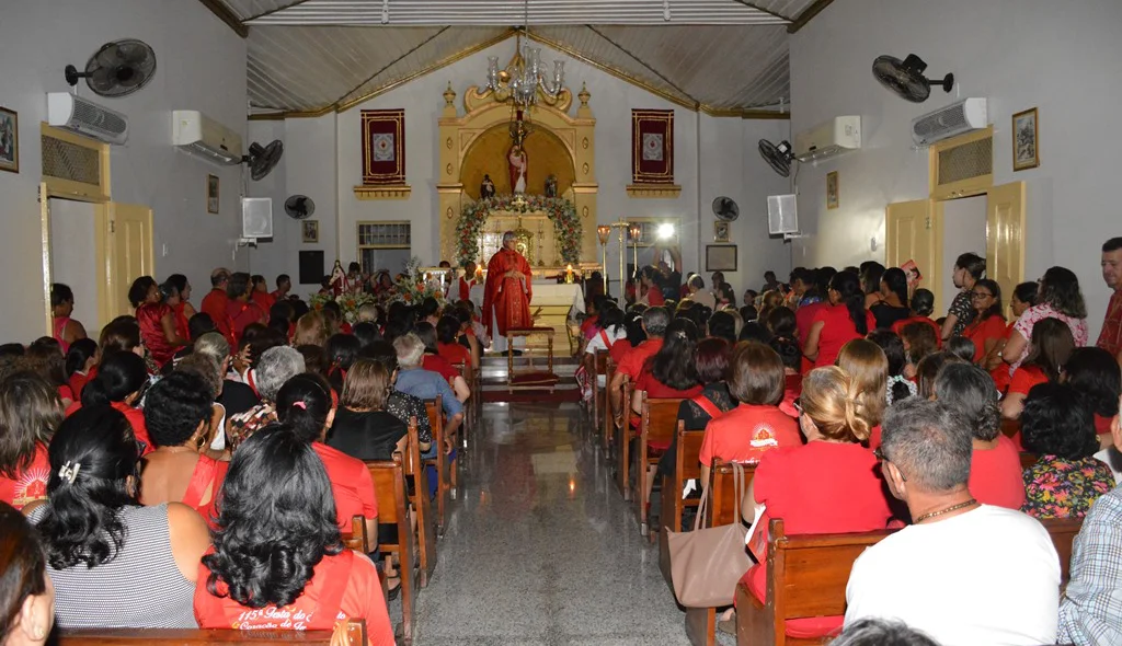 Muitos fiéis usam o vermelho em sinal de devoção